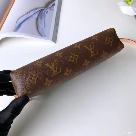 PALLAS Louis Vuitton CHANELUTCH 0520